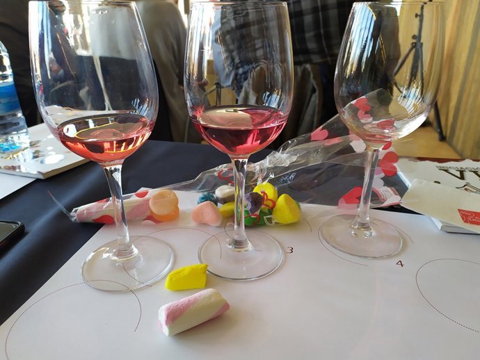 Vino rosado y gominolas