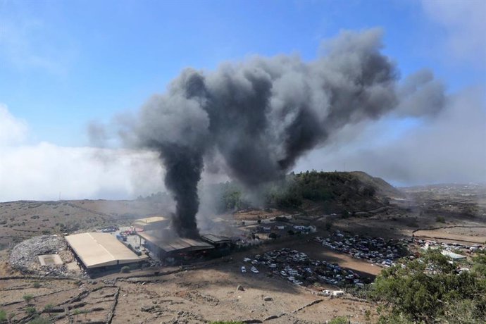 Incendio en el Complejo Ambiental de El Majano