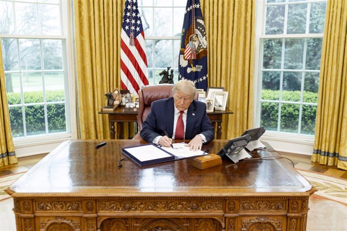 Imagen de archivo de Trump firmando una orden ejecutiva.