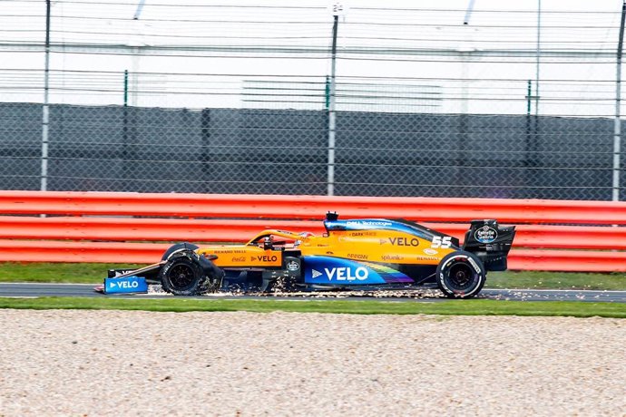 El McLaren de Carlos Sainz con el pinchazo que tuvo en el Gran Premio de Gran Bretaña