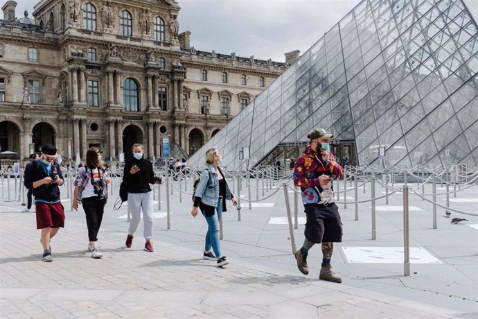 Primeras imágenes de la reapertura del Louvre durante la pandemia de coronavirus.