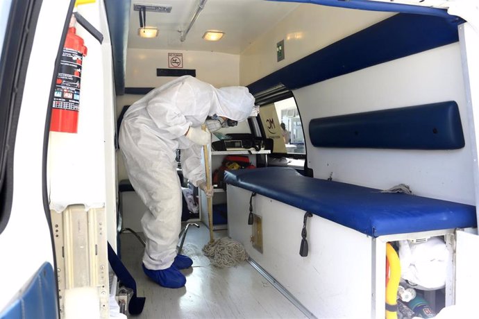 Un trabajador sanitario limpia una ambulancia en León (México) durante la pandemia de coronavirus
