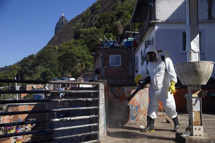 Trabajos de desinfección en Río de Janeiro durante la pandemia de coronavirus