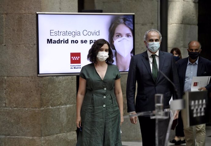 La presidenta de la Comunidad de Madrid, Isabel Díaz Ayuso, junto al consejero de Sanidad, Enrique Ruiz Escudero, antes de presentar la estrategia de continuidad del Covid-19, en la Casa de Correos, Madrid (España), a 28 de julio de 2020.