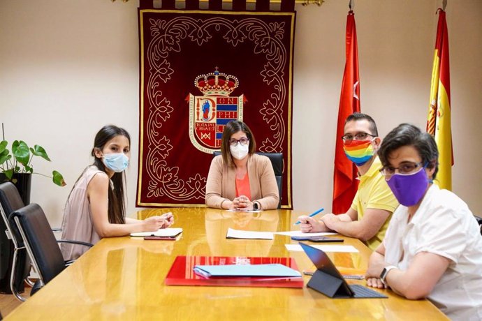 La alcaldesa de Móstoles, Noelia Posse, durante una reunión de trabajo.