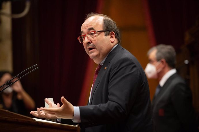 El primer secretario del PSC, Miquel Iceta, interviene durante una sesión plenaria, en el Parlamento catalán, en la que se debate la gestión de la crisis sanitaria del COVID-19 y la reconstrucción de Cataluña ante el impacto de la pandemia, en Barcelona