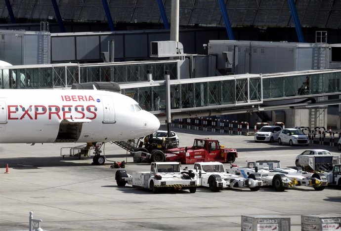 Aviones de Iberia Express en la terminal T4 del Aeropuerto de Madrid-Barajas Adolfo Suárez, en Madrid (España), a 27 de julio de 2020.