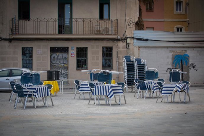 Terraza de un bar vacía en Barcelona, Catalunya (España) a 26 de mayo de 2020.
