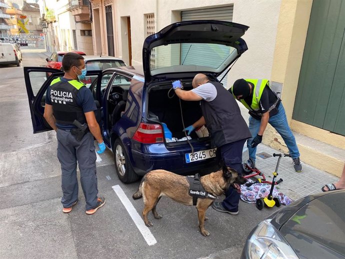Agents de la Policia Local de Granollers (Barcelona) i de la Gurdia Civil durant un registre en l'operació contra un grup presumptament dedicat al trnsit de droga en la costa de les províncies de Barcelona i Girona.