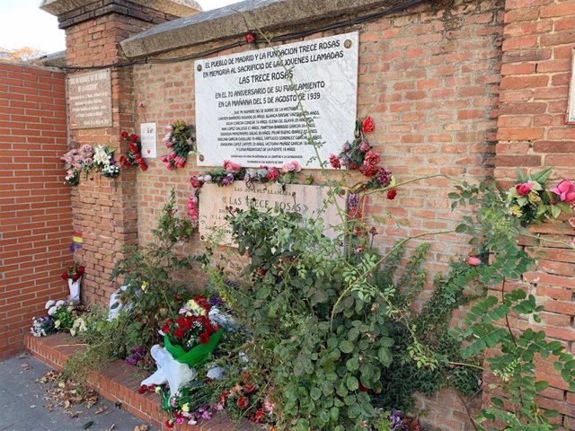 Monumento en homenaje a las Trece Rosas en el Cementerio de la Almudena (Madrid)