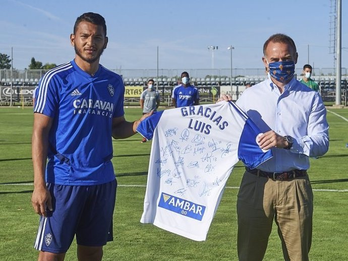 Luis Suárez recibe una camiseta firmada por sus compañeros