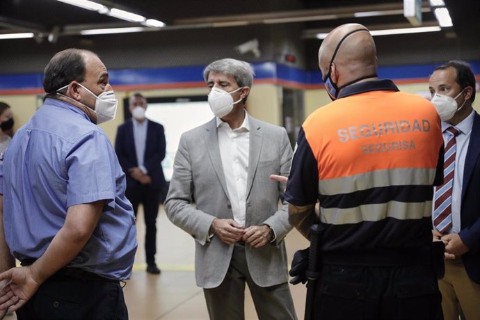 El consejero de Transportes, Movilidad e Infraestructuras de la Comunidad de Madrid, Ángel Garrido (c), durante la presentación de la campaña de implantación de desfibriladores en las estaciones del suburbano madrileño