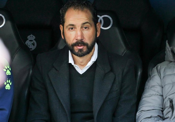 Pablo Machín sentado en el banquillo del Santiago Bernabéu como técnico del Espanyol