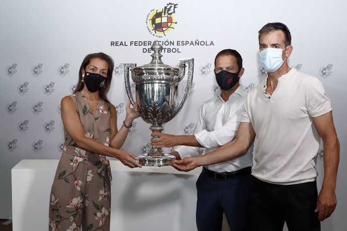 Elvira Andrés entrega el trofeo de campeones de la Copa Presidente de la Federación a Fernando Fariza y Roberto Solozábal