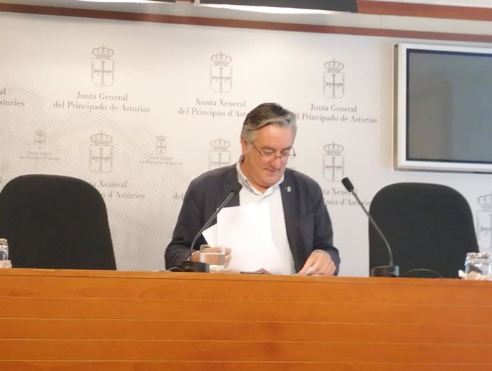 El diputado del PP, Pablo González, en rueda de prensa.