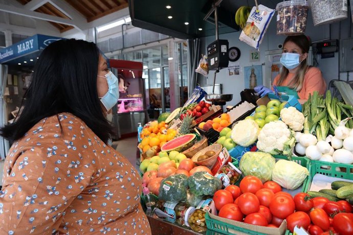 Visita de Dolores Amo al mercado de Peñarroya-Pueblonuevo.
