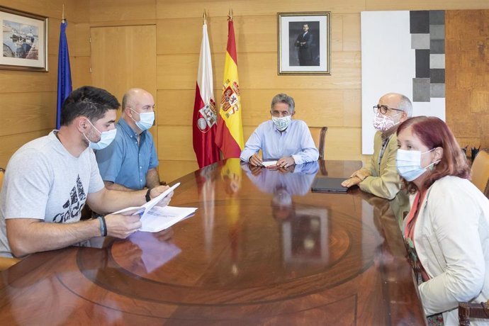 El presidente de Cantabria, Miguel Ángel Revilla, y el consejero de Sanidad, Miguel Rodríguez, se reúnen con el alcalde de Valle de Villaverde, Javier Pérez