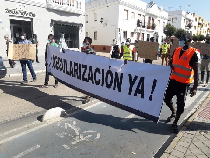 Movlización en Lepe (Huelva) para pedir solución a los afectados por los incendios en los asentamientos.