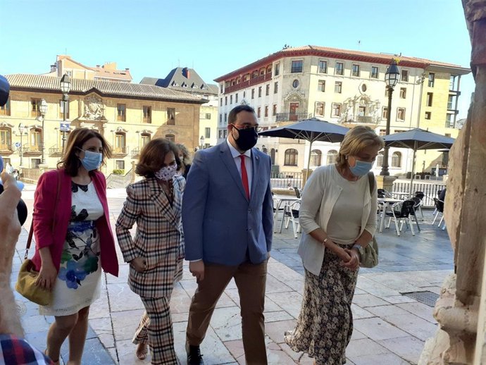 Adrián Barbón, segundo por la derecha