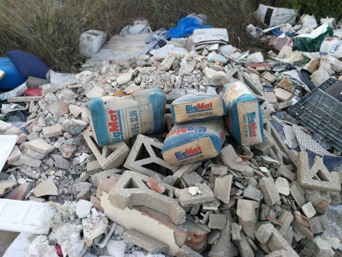 Identificado un hombre por tirar escombros