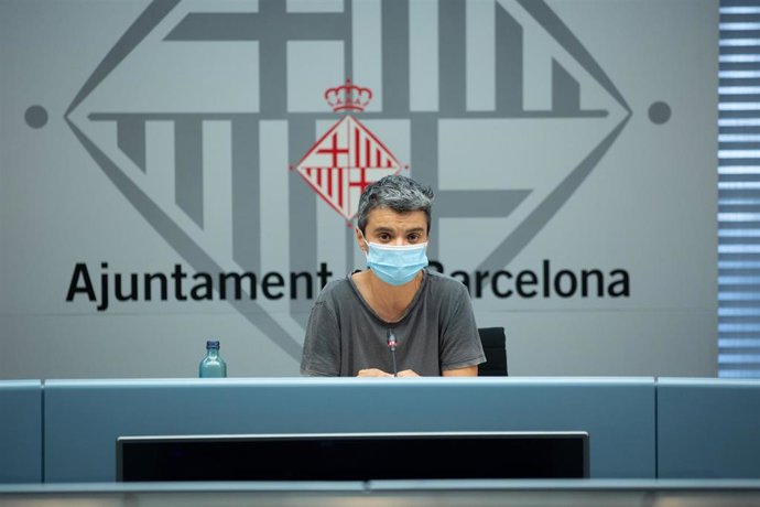 Rueda de prensa de la concejal de Barcelona Lucía Martín sobre políticas de vivienda y pisos vacíos, el 13 de  julio de 2020.