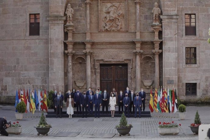 El presidente del Gobierno, Pedro Sánchez (3i); el Rey Felipe VI (4i) y la presidenta del Senado, Pilar Llop (5i) en el centro de la foto de familia de los asistentes a la XXI Conferencia de Presidentes