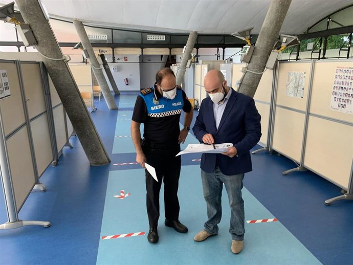 Víctor Villa, a la derecha