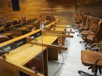 El Parlamento prescinde de invitados en la tribuna para su acto de constitución y separa con mamparas a los 75 diputados