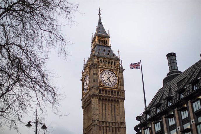 Bandera frente al Parlamento británico