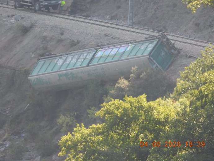 Imagen de uno del vagón que quedó volcado en el terraplén entre las vías y el cauce del río Sil en Carballeda de Valdeorras (Ourense)