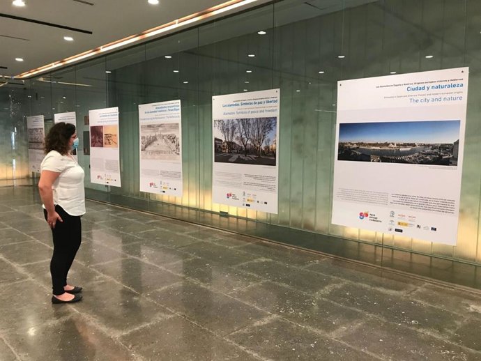 Una mujer visita una de las exposiciones de la Sala Antiquarium de Sevilla