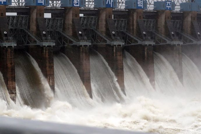 Una presa descarga agua durante las fuertes lluvias en Corea del Sur. 