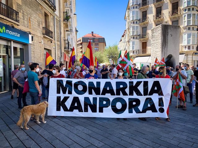 Concentración en Vitoria contra la monarquía