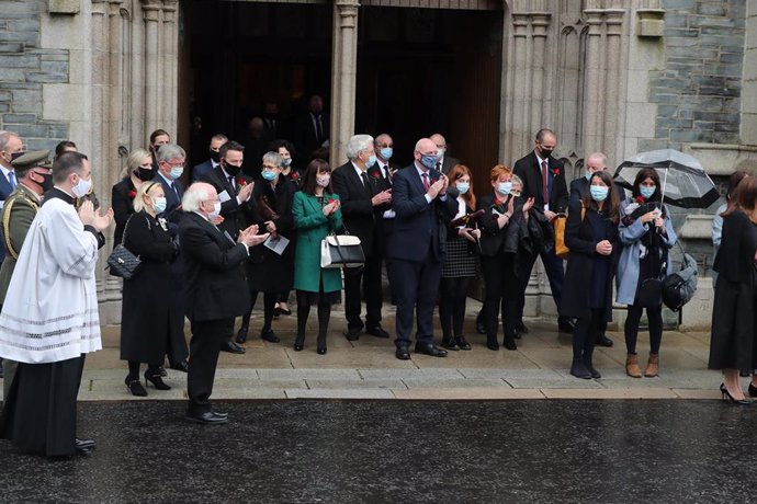 Asistentes al funeral de John Hume esperan para entrar en la catedral. 