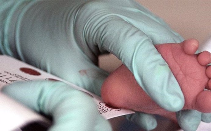 Al nacer, se toman muestras de sangre de los recién nacidos y se utilizan para detectar enfermedades genéticas. Un nuevo estudio de investigación ayudará a determinar si estas gotas también pueden ayudar a predecir el riesgo de autismo.