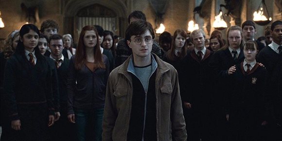 1. Manifestantes disfrazados de Harry Potter protestan contra el gobierno de Tailandia