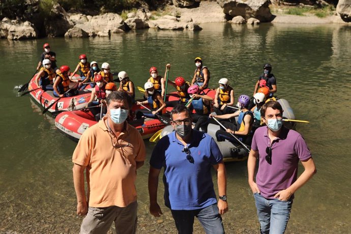 Foto de grupo del consejero Remírez y el director de Juventud , Carlos Amatrian, en la orilla del río Irati