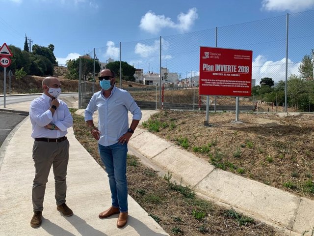 Manuel Ángel Chacón y Miguel Alconchel en una de las obras del Plan Invierte en Los Barrios