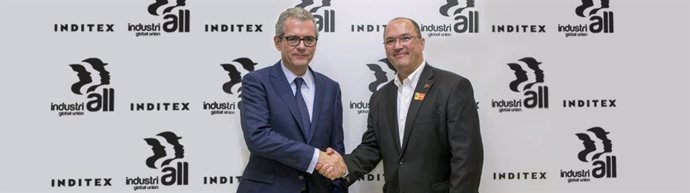 El presidente de Inditex, Pablo Isla, y el secretario general de Industriall Global Union, Valter Sanches, en el X aniversario del Acuerdo Marco en 2017