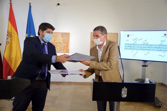 López Miras, firma junto al presidente del Comité Autonómico de Cruz Roja Española en la Región de Murcia, Faustino Herrero, el protocolo de actuación para la atención a murcianos en el exterior que se encuentren en situación de especial necesidad.