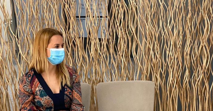 Una mujer con mascarilla