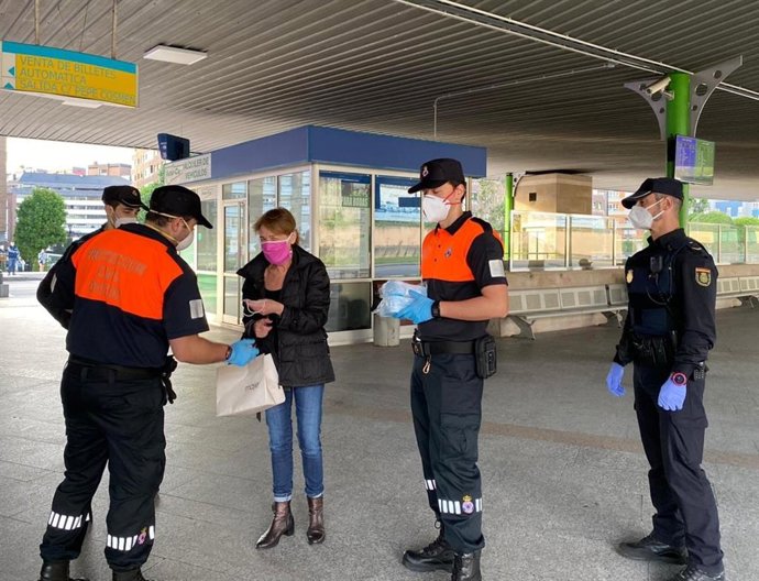 Reparto de mascarillas en la estación de autobuses de Oviedo durante el estado de alarma derivado de la pandemia del coronavirus.