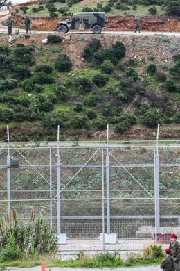 Ejercito patrullando el perímetro fronterizo de España con Marruecos en la frontera de Ceuta . La Legión con blindados y los regulares controlan cualquier acercamiento a la valla de Ceuta a 16 de abril del 2020