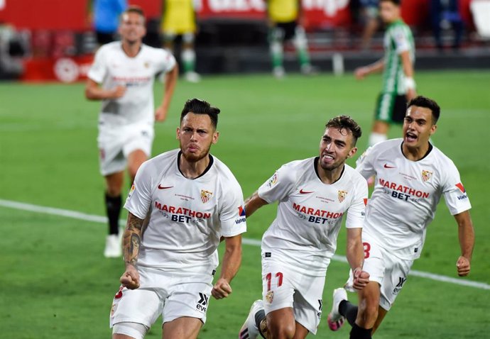 Ocampos, Munir y Reguilón celebran el gol del argentino en el derbi ante el Betis de LaLiga Santander 2019-2020