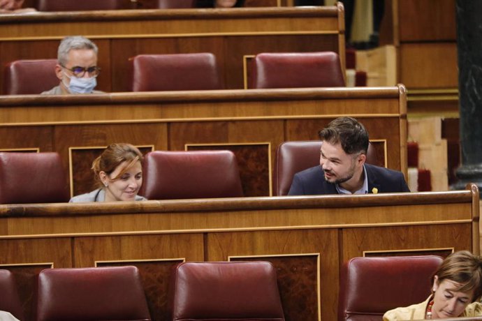 Los diputados de ERC, Carolina Telechea y Gabriel Rufián hablan en una sesión plenaria en el Congreso