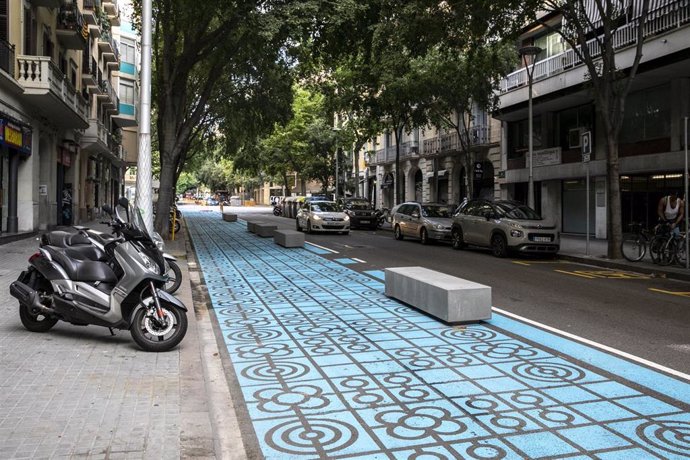 Bloques de hormigón colocados en una calle de Barcelona para ampliar las aceras, en una fotografía del 2 de julio del 2020.