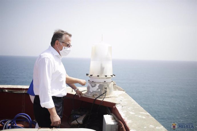 El presidente de Melilla, Eduardo de Castro, durante una visita al faro