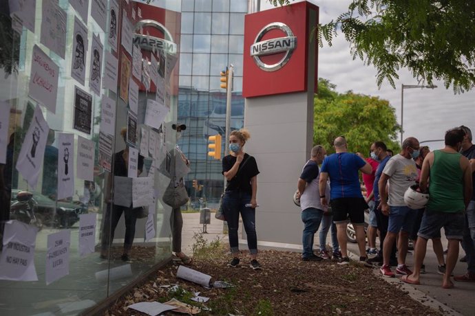 Trabajadores de Nissan cuelgan carteles como signo de protesta en el corte que han realizado en la Gran Vía de LHospital (Barcelona), cerca del concesionario de Nissan Motor Llans. En Barcelona, Catalunya (España), a 29 de mayo de 2020.