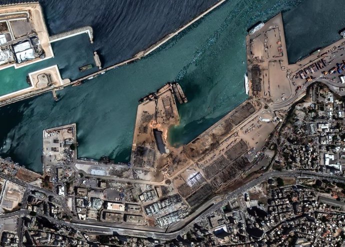Vista aérea de los daños causados por las explosiones en el puerto de la capital de Líbano, Beirut