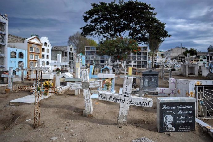 17 July 2020, Ecuador, Quito: A general view of gravestones at the Calderon cemetery where 40 people who died of Covid-19 were buried. Photo: Juan Diego Montenegro/dpa